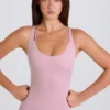 Body z elastycznej bawełnianej dzianiny z krzyżującymi się ramiączkami na plecach w kolorze fioletowo-różowym Body z elastycznej bawełnianej dzianiny z krzyżującymi się ramiączkami na plecach w kolorze fioletowo-różowym