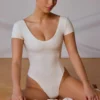 Body z panelami i odkrytymi plecami w kolorze delikatnej bieli Body z panelami i odkrytymi plecami w kolorze delikatnej bieli