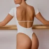 Body z panelami i odkrytymi plecami w kolorze delikatnej bieli Body z panelami i odkrytymi plecami w kolorze delikatnej bieli