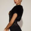 Bolero Revia z krótkim rękawem w kształcie szortów z sztucznego futra w kolorze czarnym Bolero Revia z krótkim rękawem w kształcie szortów z sztucznego futra w kolorze czarnym