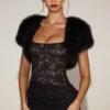 Bolero Revia z krótkim rękawem w kształcie szortów z sztucznego futra w kolorze czarnym Bolero Revia z krótkim rękawem w kształcie szortów z sztucznego futra w kolorze czarnym