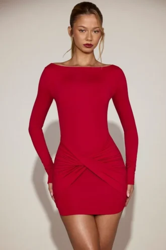 Briallen – mini sukienka z miękkiej dzianiny z dekoltem w łódkę w kolorze True Red Briallen – mini sukienka z miękkiej dzianiny z dekoltem w łódkę w kolorze True Red