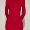Briallen – mini sukienka z miękkiej dzianiny z dekoltem w łódkę w kolorze True Red Briallen – mini sukienka z miękkiej dzianiny z dekoltem w łódkę w kolorze True Red