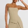 Bruna – sukienka Mini z plisami i kopertowym dekoltem z tkaniny twillowej w kolorze taupe Bruna – sukienka Mini z plisami i kopertowym dekoltem z tkaniny twillowej w kolorze taupe
