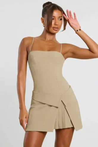 Bruna – sukienka Mini z plisami i kopertowym dekoltem z tkaniny twillowej w kolorze taupe Bruna – sukienka Mini z plisami i kopertowym dekoltem z tkaniny twillowej w kolorze taupe