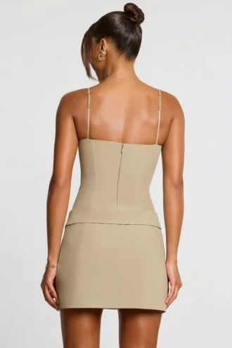 Bruna – sukienka Mini z plisami i kopertowym dekoltem z tkaniny twillowej w kolorze taupe Bruna – sukienka Mini z plisami i kopertowym dekoltem z tkaniny twillowej w kolorze taupe