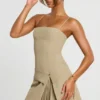 Bruna – sukienka Mini z plisami i kopertowym dekoltem z tkaniny twillowej w kolorze taupe Bruna – sukienka Mini z plisami i kopertowym dekoltem z tkaniny twillowej w kolorze taupe
