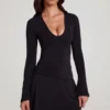 Carielle – mini sukienka z miękkiego dżerseju z okrągłym dekoltem i rozkloszowanym dołem w kolorze czarnym Carielle – mini sukienka z miękkiego dżerseju z okrągłym dekoltem i rozkloszowanym dołem w kolorze czarnym