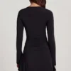 Carielle – mini sukienka z miękkiego dżerseju z okrągłym dekoltem i rozkloszowanym dołem w kolorze czarnym Carielle – mini sukienka z miękkiego dżerseju z okrągłym dekoltem i rozkloszowanym dołem w kolorze czarnym