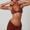 Charakterystyczny sarong wiązany z boku w kolorze mokka