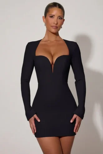 Czarna sukienka bodycon Adelia z wycięciem w kształcie serca Czarna sukienka bodycon Adelia z wycięciem w kształcie serca