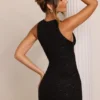 Czarna sukienka Mini Cassis z ozdobnym dekoltem w serek Czarna sukienka Mini Cassis z ozdobnym dekoltem w serek