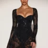 Czarna sukienka mini Jovie z przezroczystego, zdobionego body w stylu gorsetu