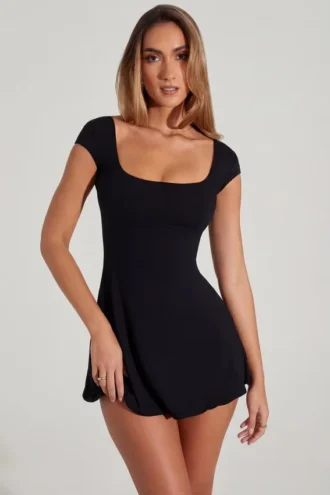 Czarna sukienka mini z odkrytymi plecami i linią A Czarna sukienka mini z odkrytymi plecami i linią A