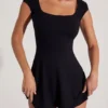 Czarna sukienka mini z odkrytymi plecami i linią A Czarna sukienka mini z odkrytymi plecami i linią A