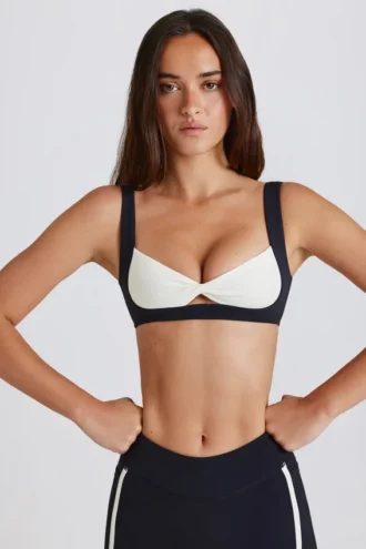 Czarny biustonosz sportowy Soft Active z skręconym przodem