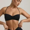 Czarny biustonosz typu bralette z elastycznego dżerseju z metalowymi detalami i wiązaniem na szyi