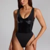 Czarny body Siana z głębokim dekoltem z błyszczącego winylu Czarny body Siana z głębokim dekoltem z błyszczącego winylu