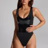 Czarny body Siana z głębokim dekoltem z błyszczącego winylu Czarny body Siana z głębokim dekoltem z błyszczącego winylu