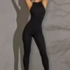 Czarny kombinezon Vida z dekoltem typu racer Czarny kombinezon Vida z dekoltem typu racer