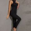 Czarny kombinezon Vida z dekoltem typu racer Czarny kombinezon Vida z dekoltem typu racer