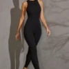 Czarny kombinezon Vida z dekoltem typu racer Czarny kombinezon Vida z dekoltem typu racer