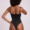 Czarny satynowy body Yelda z głębokim dekoltem i wiązaniem w stylu gorsetu Czarny satynowy body Yelda z głębokim dekoltem i wiązaniem w stylu gorsetu