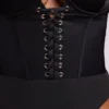 Czarny satynowy body Yelda z głębokim dekoltem i wiązaniem w stylu gorsetu Czarny satynowy body Yelda z głębokim dekoltem i wiązaniem w stylu gorsetu