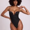 Czarny satynowy body Yelda z głębokim dekoltem i wiązaniem w stylu gorsetu Czarny satynowy body Yelda z głębokim dekoltem i wiązaniem w stylu gorsetu