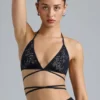Czarny stanik bikini Liberty z ozdobnymi krzyżującymi się ramiączkami Czarny stanik bikini Liberty z ozdobnymi krzyżującymi się ramiączkami