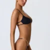 Czarny top bikini Sanibel z wycięciami i łańcuszkami Czarny top bikini Sanibel z wycięciami i łańcuszkami