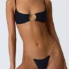 Czarny top bikini Sanibel z wycięciami i łańcuszkami Czarny top bikini Sanibel z wycięciami i łańcuszkami