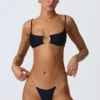 Czarny top bikini Sanibel z wycięciami i łańcuszkami Czarny top bikini Sanibel z wycięciami i łańcuszkami