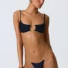 Czarny top bikini Sanibel z wycięciami i łańcuszkami Czarny top bikini Sanibel z wycięciami i łańcuszkami