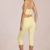 Dżinsy capri Anessa z średnim stanem w kolorze cytrynowożółtym Dżinsy capri Anessa z średnim stanem w kolorze cytrynowożółtym