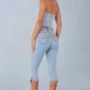 Dżinsy capri Landon o średnim stanie w jasnym dżinsie Dżinsy capri Landon o średnim stanie w jasnym dżinsie