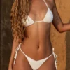 Doły od bikini Cebu z wiązaniem z boku i koralikami w kolorze białym z nadrukiem lamparta Doły od bikini Cebu z wiązaniem z boku i koralikami w kolorze białym z nadrukiem lamparta