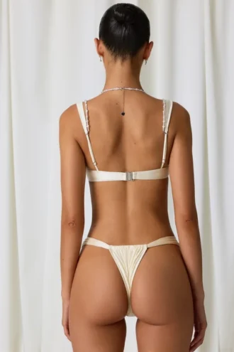 Doły od bikini Mahina z marszczeniem w kolorze perłowej bieli Doły od bikini Mahina z marszczeniem w kolorze perłowej bieli