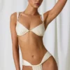Doły od bikini Mahina z marszczeniem w kolorze perłowej bieli Doły od bikini Mahina z marszczeniem w kolorze perłowej bieli