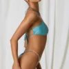 Doły od bikini typu stringi z marszczeniem i detalami z pereł Bora Bora w kolorze turkusowym Doły od bikini typu stringi z marszczeniem i detalami z pereł Bora Bora w kolorze turkusowym