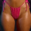 Doły od bikini typu stringi z sznurkiem w kolorze gorącego różu Doły od bikini typu stringi z sznurkiem w kolorze gorącego różu