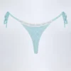 Doły od bikini Vernazza z angielską koronką i wiązaniem z boku w kolorze pudrowego błękitu