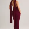 Dree Sukienka maxi z dekoltem halter i detalem w postaci szalika z dzianiny prążkowanej w kolorze bordowym Dree Sukienka maxi z dekoltem halter i detalem w postaci szalika z dzianiny prążkowanej w kolorze bordowym