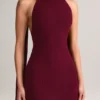 Dree Sukienka maxi z dekoltem halter i detalem w postaci szalika z dzianiny prążkowanej w kolorze bordowym Dree Sukienka maxi z dekoltem halter i detalem w postaci szalika z dzianiny prążkowanej w kolorze bordowym