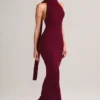Dree Sukienka maxi z dekoltem halter i detalem w postaci szalika z dzianiny prążkowanej w kolorze bordowym Dree Sukienka maxi z dekoltem halter i detalem w postaci szalika z dzianiny prążkowanej w kolorze bordowym
