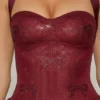 Felicity – mini sukienka z ozdobami, wiązaniem na szyi i bufiastym dołem w kolorze bordowym Felicity – mini sukienka z ozdobami, wiązaniem na szyi i bufiastym dołem w kolorze bordowym