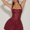 Felicity – mini sukienka z ozdobami, wiązaniem na szyi i bufiastym dołem w kolorze bordowym Felicity – mini sukienka z ozdobami, wiązaniem na szyi i bufiastym dołem w kolorze bordowym