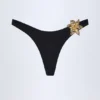 Fioletowe doły od bikini Beqa z metalowymi detalami w kolorze czarnym Fioletowe doły od bikini Beqa z metalowymi detalami w kolorze czarnym