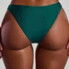 Fioletowe doły od bikini Palau z wysokim wycięciem, ozdobione koralikami Fioletowe doły od bikini Palau z wysokim wycięciem, ozdobione koralikami