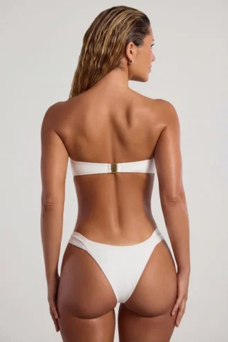 Top bikini bandeau Praslin z koralikami w kolorze kości słoniowej Top bikini bandeau Praslin z koralikami w kolorze kości słoniowej